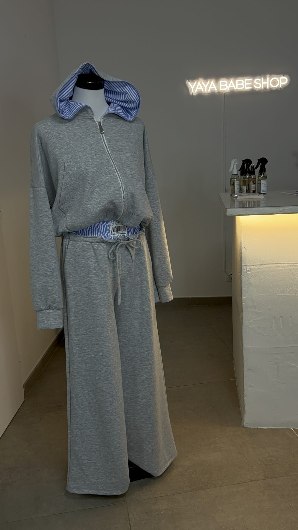 ENSEMBLE JOGGING GRIS CALEÇON BLEU À RAYURES – Image 2