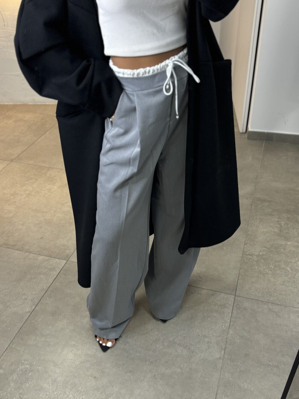 PANTALON TAILLEUR GRIS CALEÇON BLANC