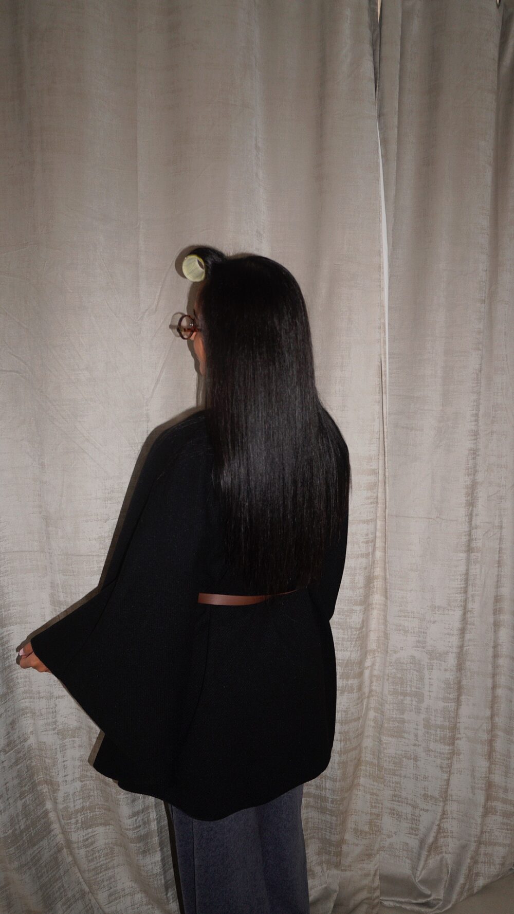 VESTE CAPE NOIRE CEINTURÉ – Image 3